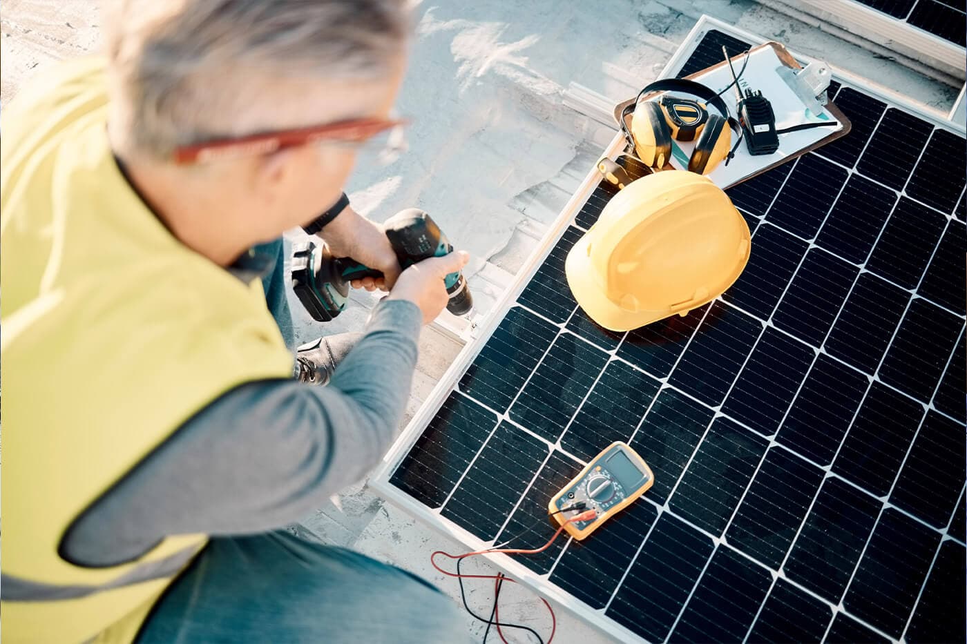 Técnico realizando manutenção em painéis solares